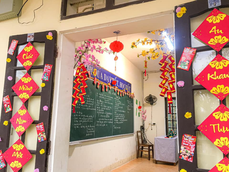 Teen Ninh Bình trang hoàng lớp học đón Tết: Lì xì, câu đối đỏ, bánh chưng xanh đều có đủ! ảnh 1