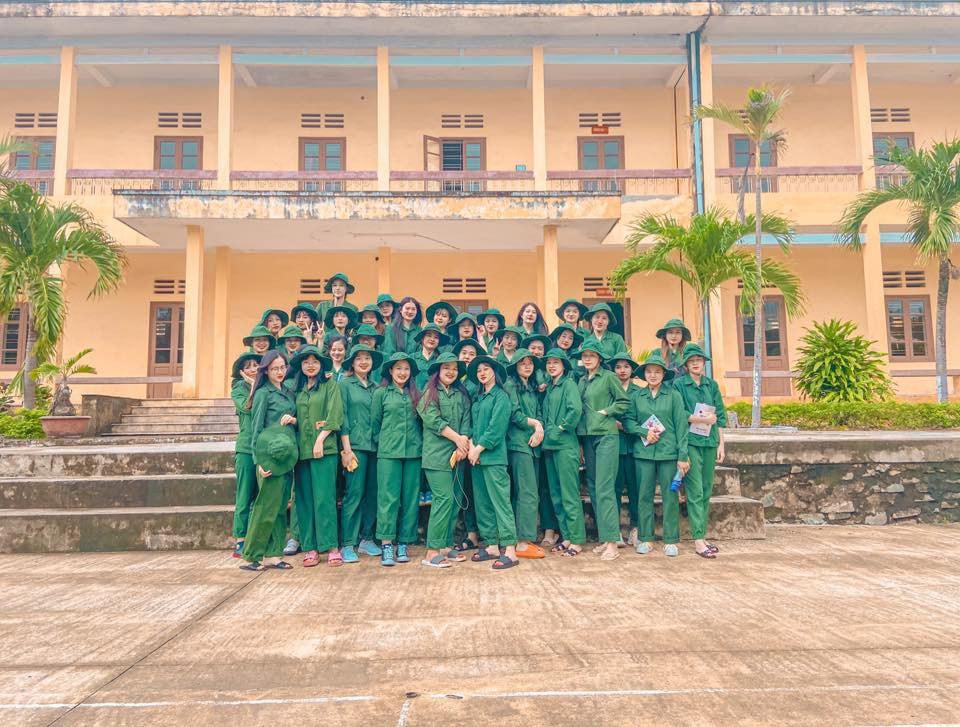 Ảnh gốc... “Đại hội” kéo chân của hội teen: Giờ thì đã hiểu thế nào là “chân dài đến nách“! ảnh 1