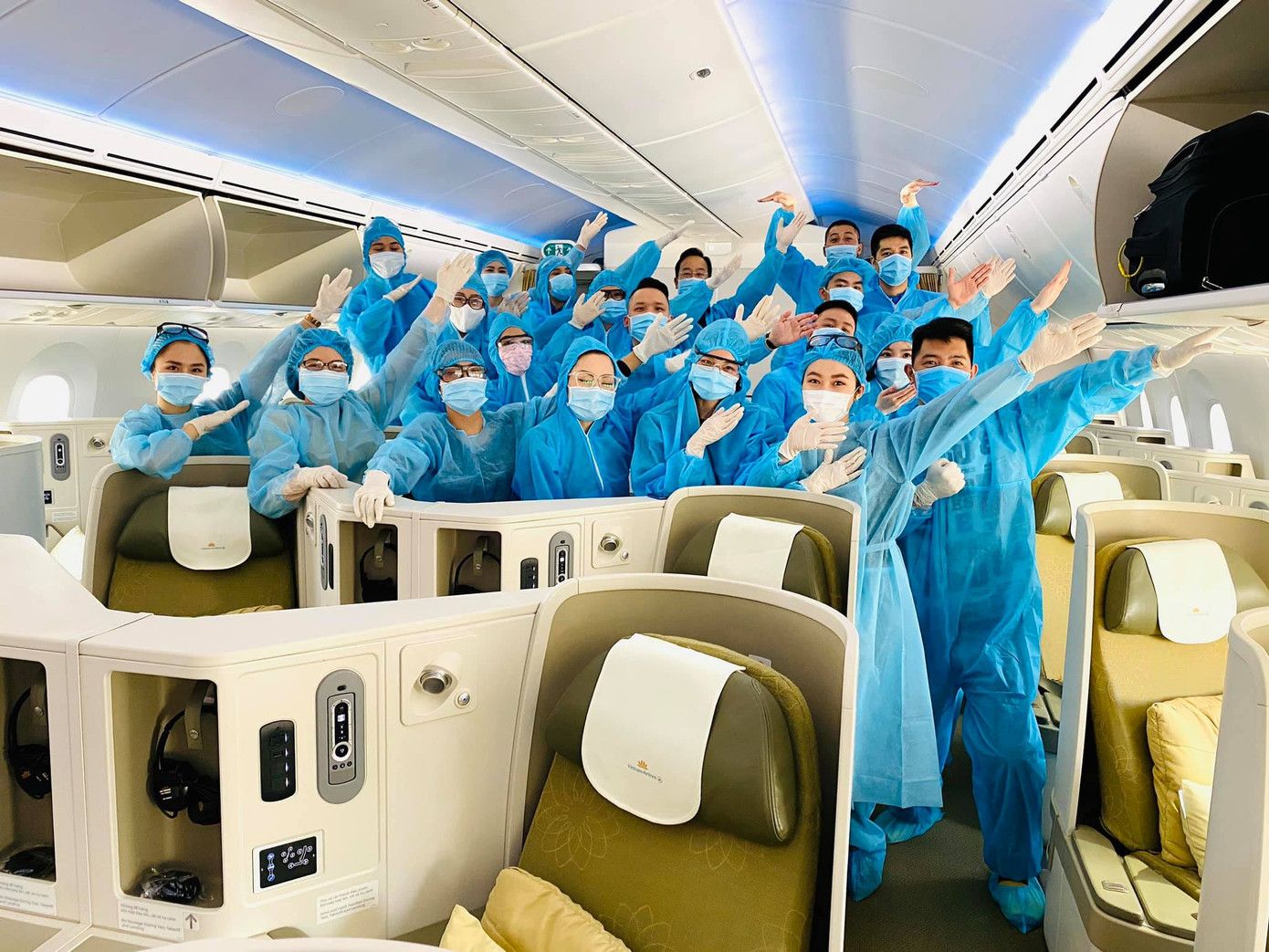 Hàng loạt tiếp viên của Vietnam Airlines đăng hashtag xin lỗi, mong được đối xử văn minh ảnh 9