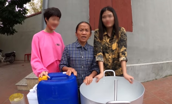 Giữa dịch Covid-19, bà Tân Vlog nấu nồi gel rửa tay khổng lồ tặng hàng xóm ảnh 1