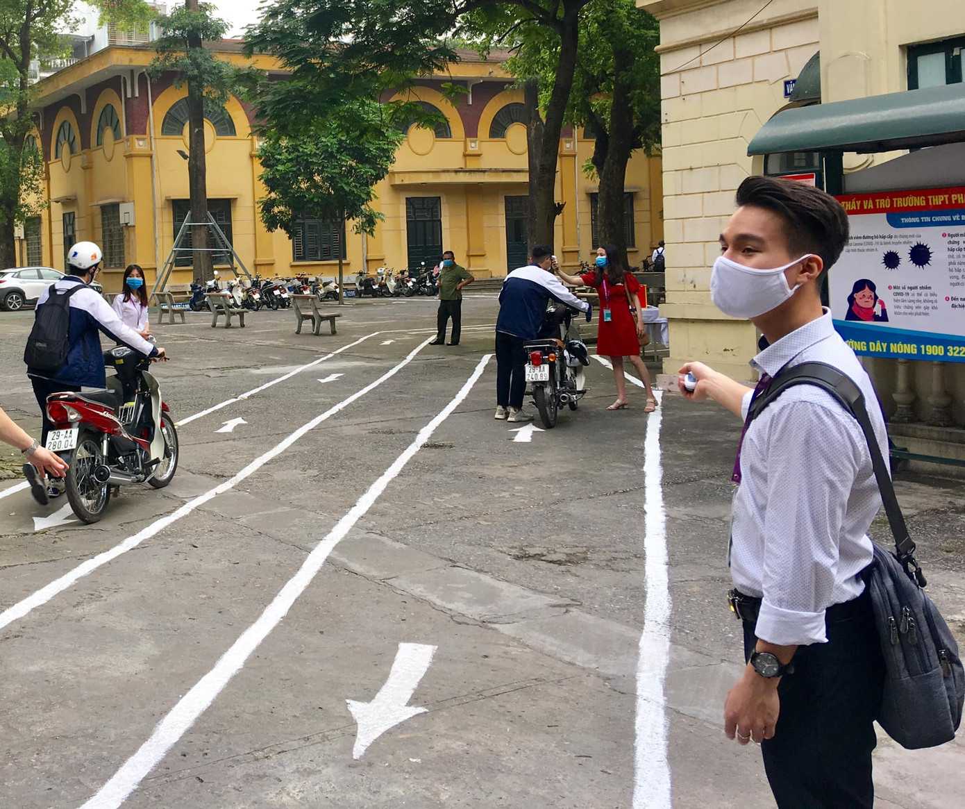 Ngày đầu trở lại trường: Teen háo hức “check-in”, tuân thủ nghiêm các biện pháp an toàn ảnh 2