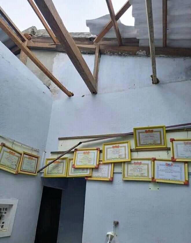Hình ảnh đẹp nhưng thật buồn: Ngôi nhà bị tốc mái, những tấm bằng khen vẫn kín trên tường ảnh 1
