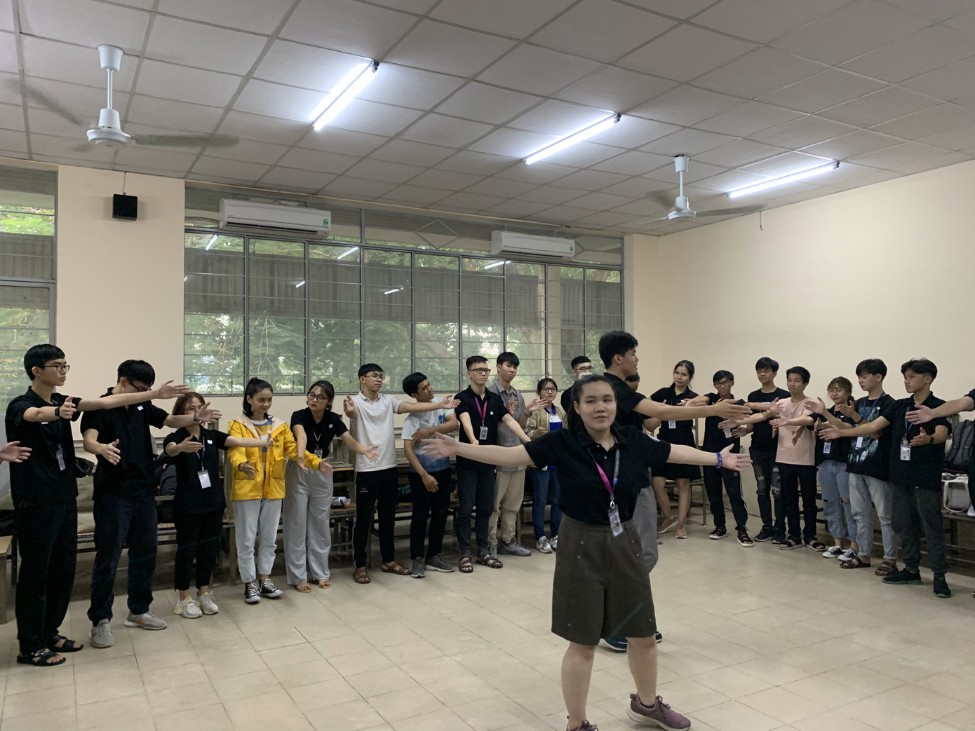 Sinh viên Đại học Sư phạm Kĩ thuật TP.HCM cùng nhau nâng cao kỹ năng tiếng Anh giao tiếp ảnh 4