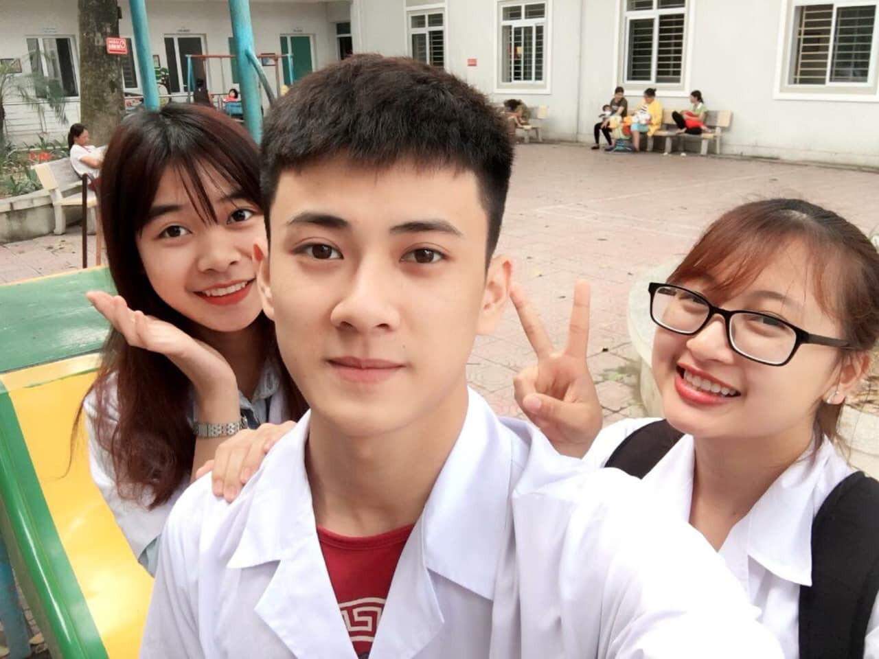 Chàng bác sĩ tập sự chiếm trọn trái tim của nữ chính trong tập 8 "Người Ấy Là Ai" mùa 3. Dân mạng “soi” ra nữ chính tập 8 “Người Ấy Là Ai” bị chàng bác sĩ lạnh lùng ngó lơ? ảnh 1