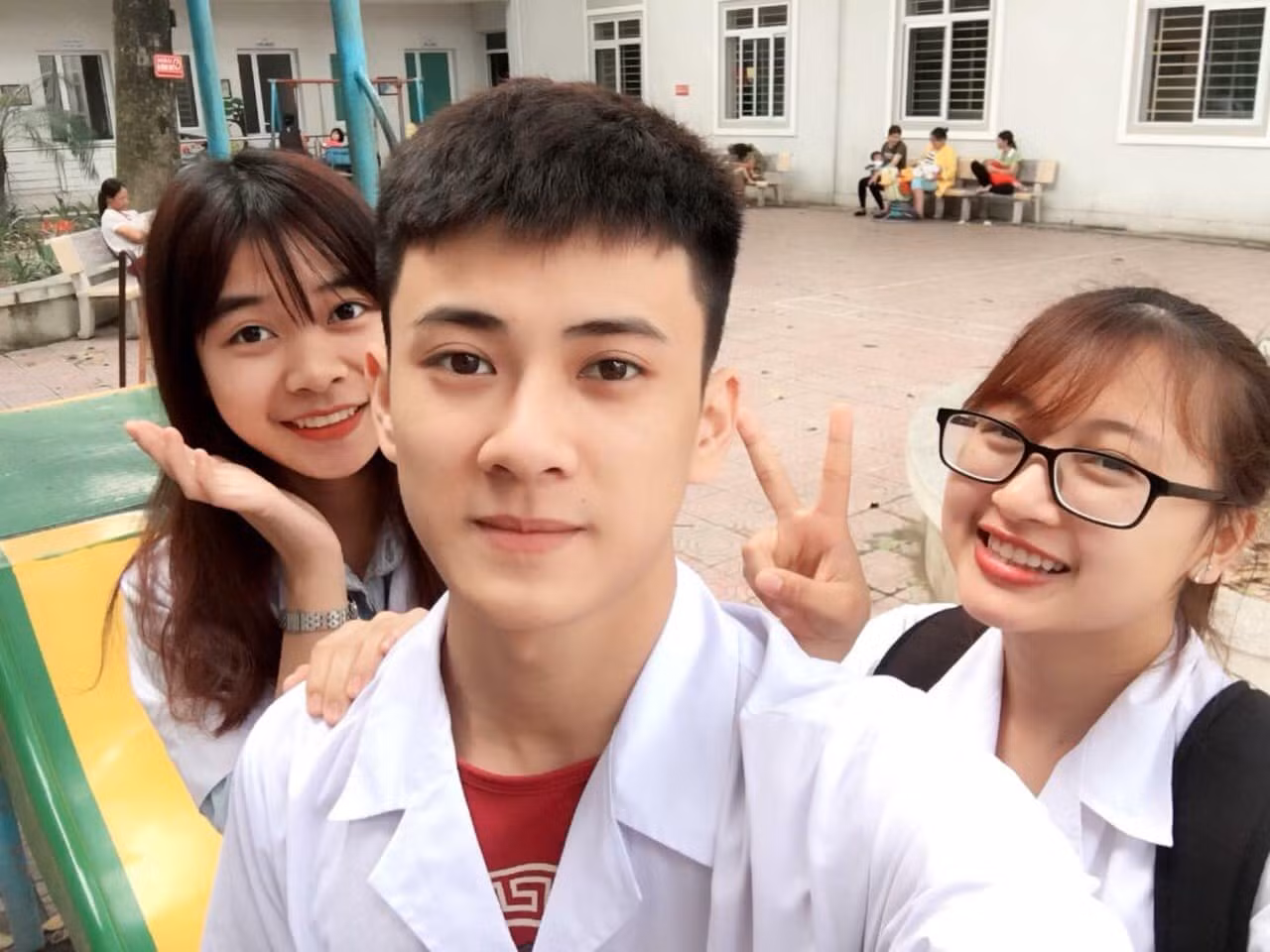 Dân mạng “soi” ra nữ chính tập 8 “Người Ấy Là Ai” bị chàng bác sĩ lạnh lùng ngó lơ? ảnh 1