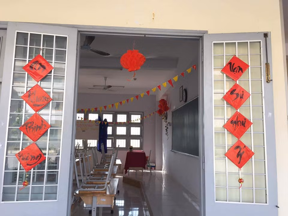 Các bạn học sinh trang trí lớp học đón Tết: Thỏa sức sáng tạo và khoe độ khéo tay! ảnh 7