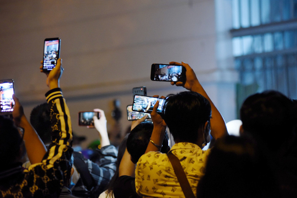 Phản cảm việc nhiều YouTuber chen lấn, xô đẩy để livestream hình ảnh cố nghệ sĩ Chí Tài ảnh 6