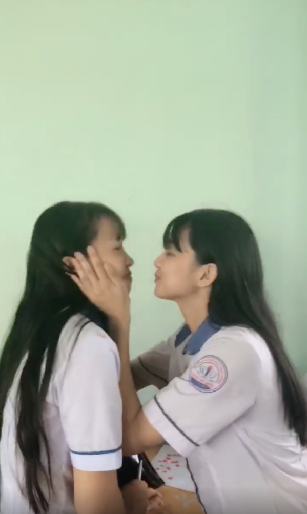 Nữ sinh quay clip trao nụ hôn chia tay tới từng bạn trong lớp, hội nam sinh “mừng hụt“ ảnh 5