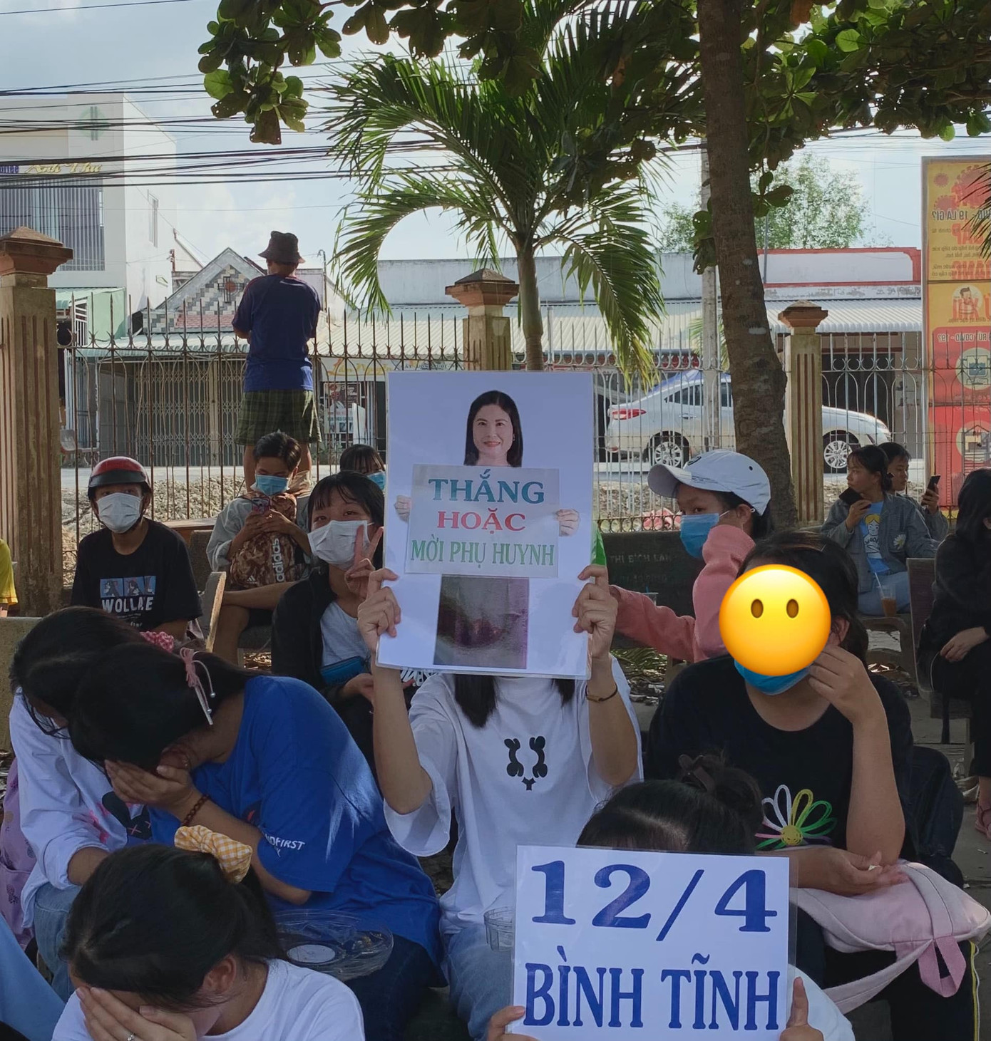 Hội “nhất quỷ nhì ma” in tấm bảng hình cô chủ nhiệm để “răn đe” trong trận đấu bóng chuyền ảnh 1