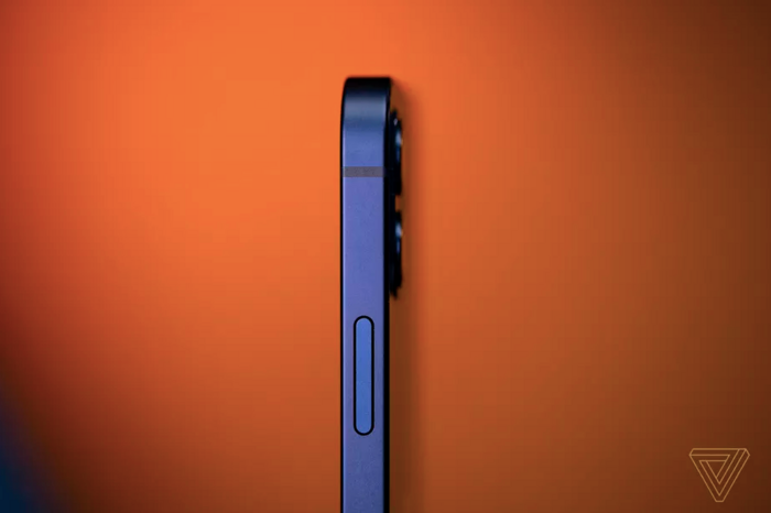 Cận cảnh iPhone 12 “bằng xương bằng thịt“: Màu xanh dương khiến các iFan thất vọng ảnh 7