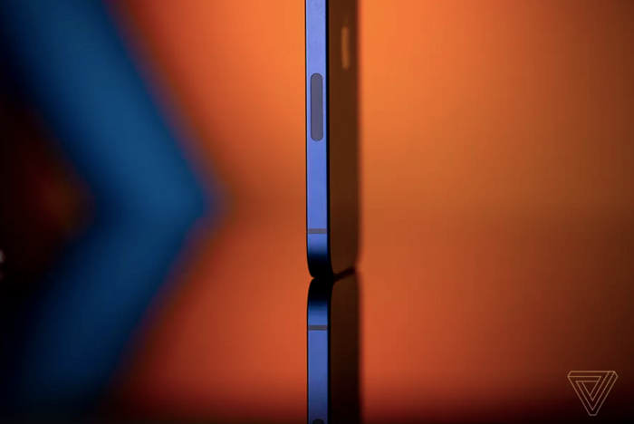 Cận cảnh iPhone 12 “bằng xương bằng thịt“: Màu xanh dương khiến các iFan thất vọng ảnh 8