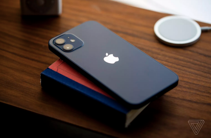 Cận cảnh iPhone 12 “bằng xương bằng thịt“: Màu xanh dương khiến các iFan thất vọng ảnh 1