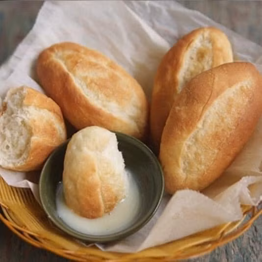 Món bánh mì chấm sữa đặc “thần thánh” của người Việt bỗng làm “dậy sóng” dân mạng quốc tế ảnh 2