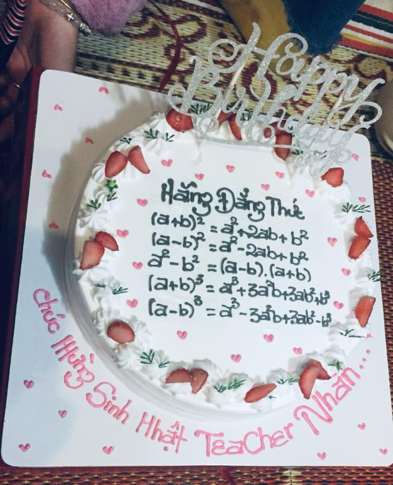 Teen đặt bánh sinh nhật tặng giáo viên: Nhìn phát biết ngay là thầy cô dạy môn gì ảnh 8