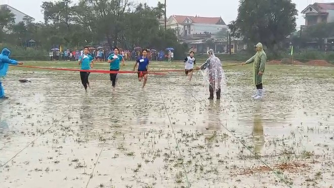 Huế: Hàng trăm học sinh thi Hội Khỏe Phù Đổng dưới trời mưa rét khiến phụ huynh bức xúc ảnh 2