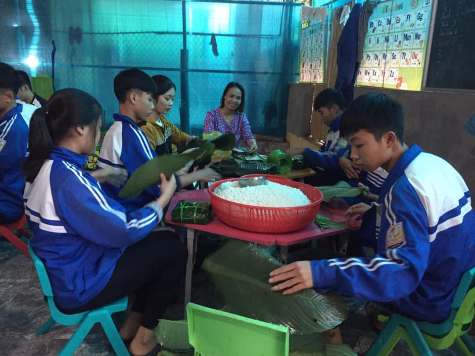Nghệ An: Teen cùng thầy cô thức trắng đêm gói bánh chưng cứu trợ đồng bào miền Trung ảnh 1