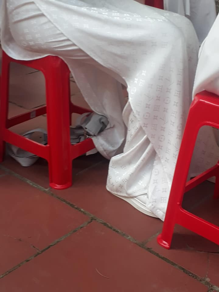 Nữ sinh mặc áo dài truyền thống dự lễ khai giảng, nhưng khi nhìn kĩ ai cũng phải trầm trồ ảnh 2