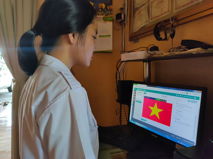 Học online ở nhà, teen Bình Phước vẫn đồng phục chỉnh tề, chào cờ trực tuyến ảnh 6