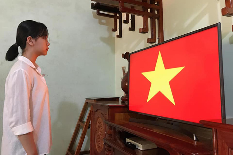 Học online ở nhà, teen Bình Phước vẫn đồng phục chỉnh tề, chào cờ trực tuyến ảnh 10