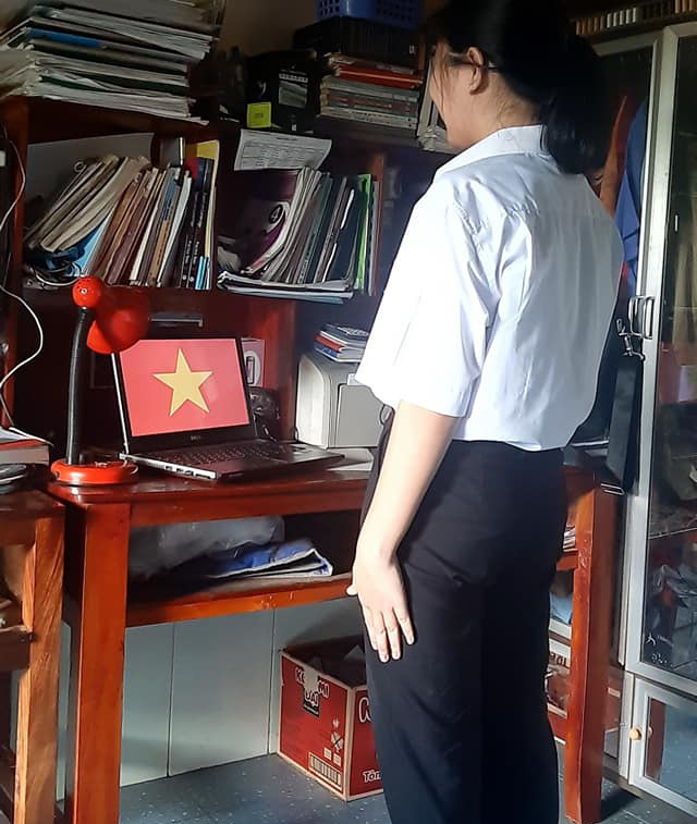 Học online ở nhà, teen Bình Phước vẫn đồng phục chỉnh tề, chào cờ trực tuyến ảnh 7