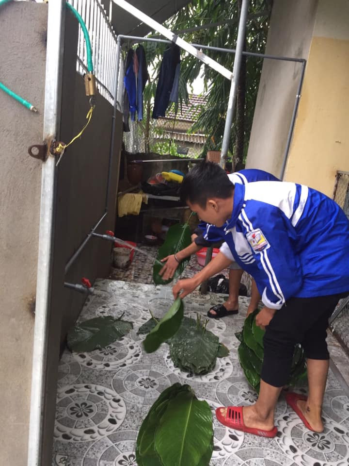 Nghệ An: Teen cùng thầy cô thức trắng đêm gói bánh chưng cứu trợ đồng bào miền Trung ảnh 2