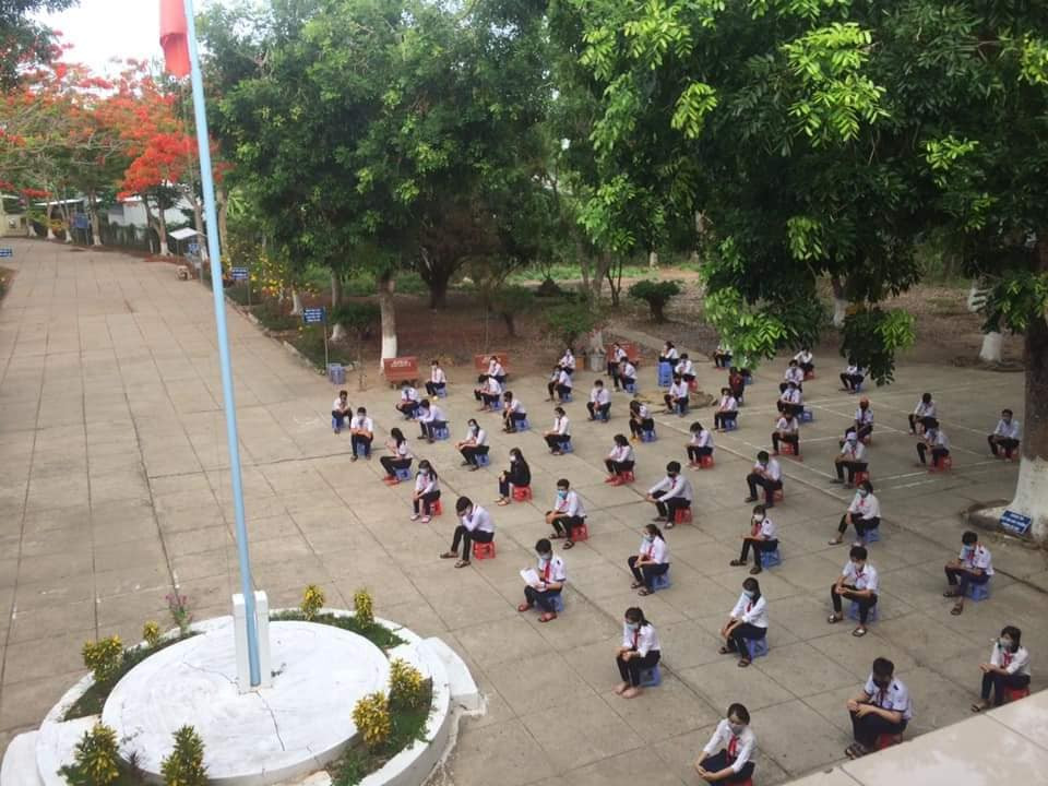 Ngày đầu trở lại trường: Teen háo hức “check-in”, tuân thủ nghiêm các biện pháp an toàn ảnh 7