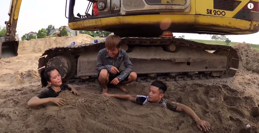 Con trai bà Tân đào hố chôn em trai, em gái ở bãi cát. Con trai Bà Tân Vlog bị “ném đá” vì lại bày trò câu view thắp nhang cúng vái em gái ảnh 2