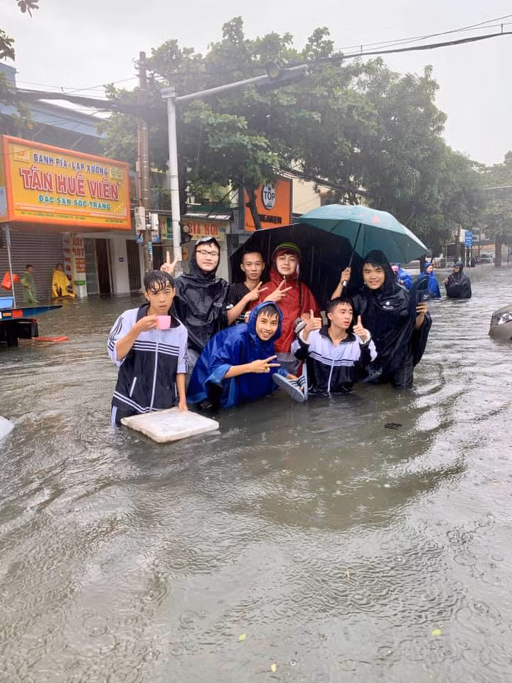 Teen miền Trung: Ngồi ôn bài mà nước ngập tới đầu gối chưa biết khi nào mới trở lại trường ảnh 7