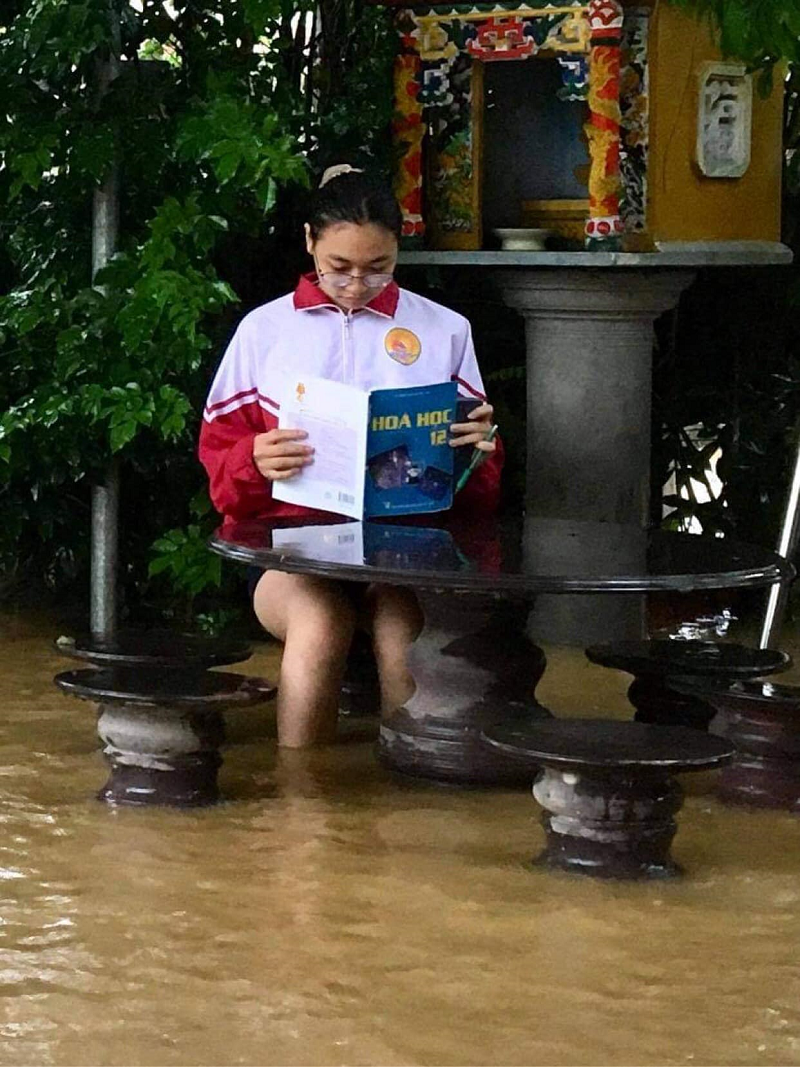 Teen miền Trung: Ngồi ôn bài mà nước ngập tới đầu gối chưa biết khi nào mới trở lại trường ảnh 5