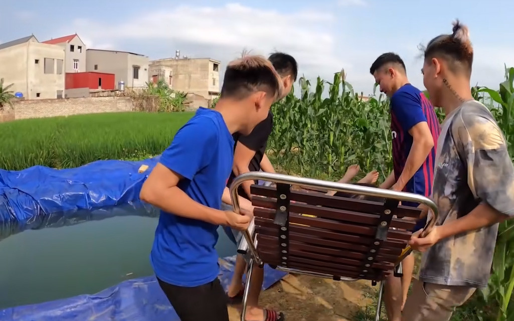 Con trai bà Tân Vlog tiếp tục bị tố diễn quá lố trong clip “vứt em gái đang ngủ xuống hồ“ ảnh 4