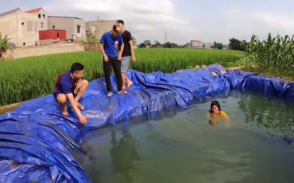 Con trai bà Tân Vlog tiếp tục bị tố diễn quá lố trong clip “vứt em gái đang ngủ xuống hồ“ ảnh 7