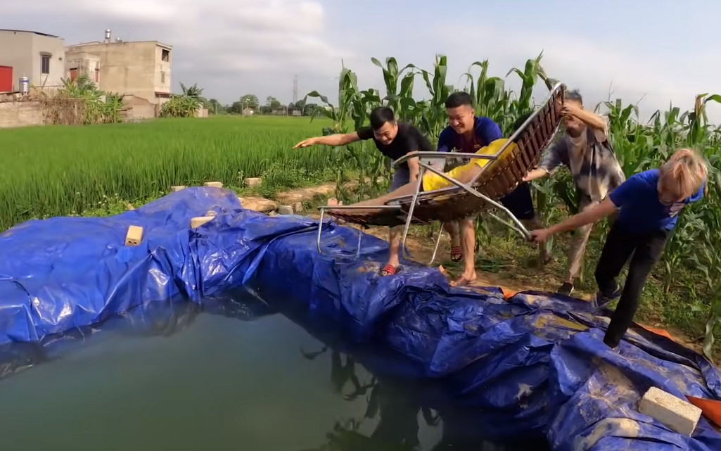 Con trai bà Tân Vlog tiếp tục bị tố diễn quá lố trong clip “vứt em gái đang ngủ xuống hồ“ ảnh 6