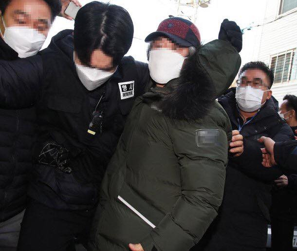 Nhãn hàng áo phao Cho Doo Soon mặc ngày ra tù rơi vào khủng hoảng, xin báo đài che mờ logo ảnh 1