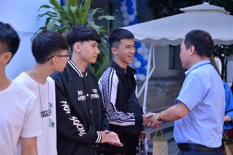 Các bạn học sinh trang trí lớp học đón Tết: Thỏa sức sáng tạo và khoe độ khéo tay! ảnh 16