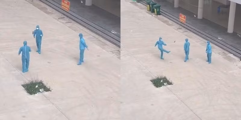 Giây phút thư giãn hiếm hoi: Nhân viên chống dịch mặc nguyên đồ bảo hộ chơi đá cầu ảnh 1