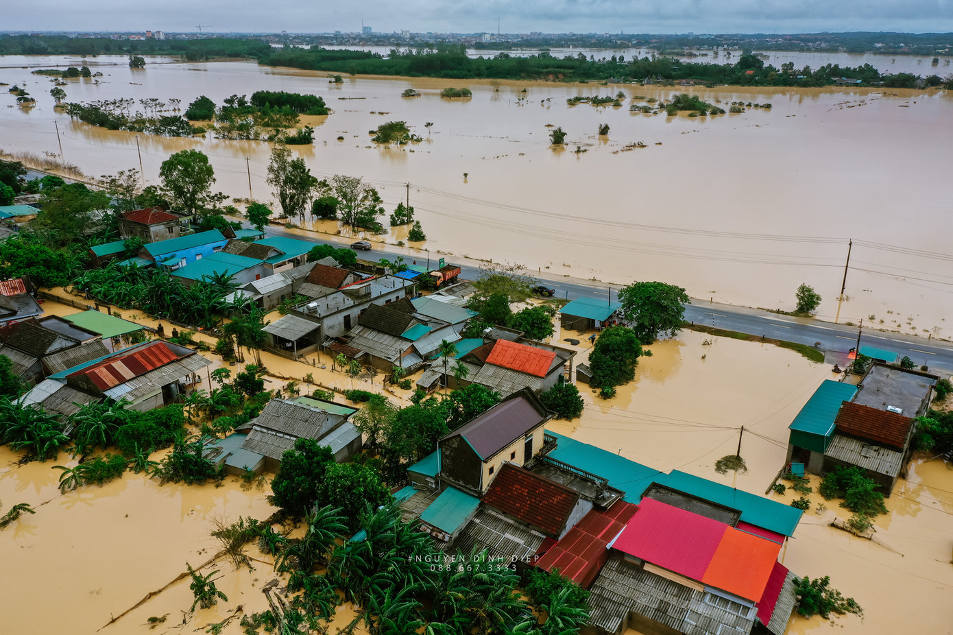 Chùm ảnh Quảng Trị ngập trong “biển” lũ chụp từ flycam: Thương lắm, miền Trung ơi! ảnh 4
