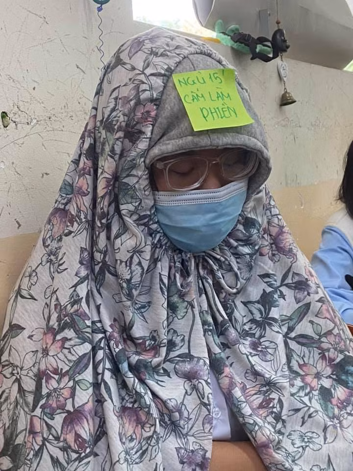 Hội học sinh siêu “lầy lội“: Mang chiếu ra hành lang nằm... “sưởi nắng” cho đỡ lạnh! ảnh 3