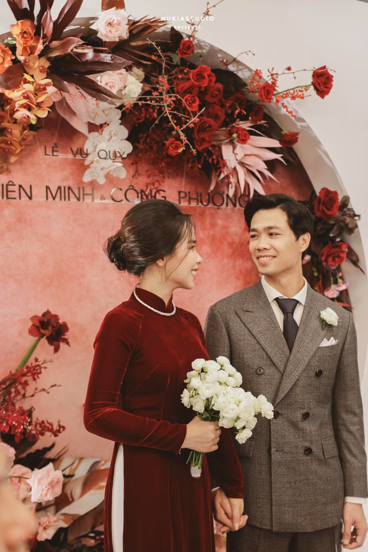 Công Phượng tung loạt ảnh cưới “tình bể bình” chưa từng công bố để chúc mừng năm mới ảnh 2