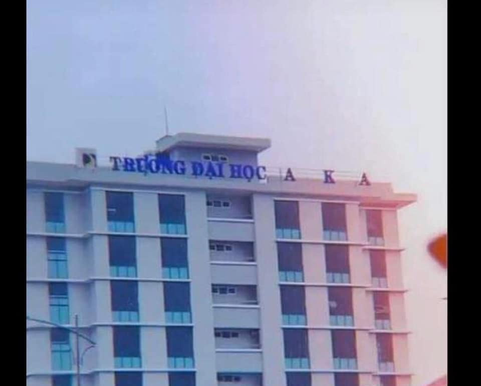 Đà Nẵng: Bảng tên trường đại học bị bão cuốn bay, sinh viên nhờ cộng đồng mạng tìm hộ ảnh 2
