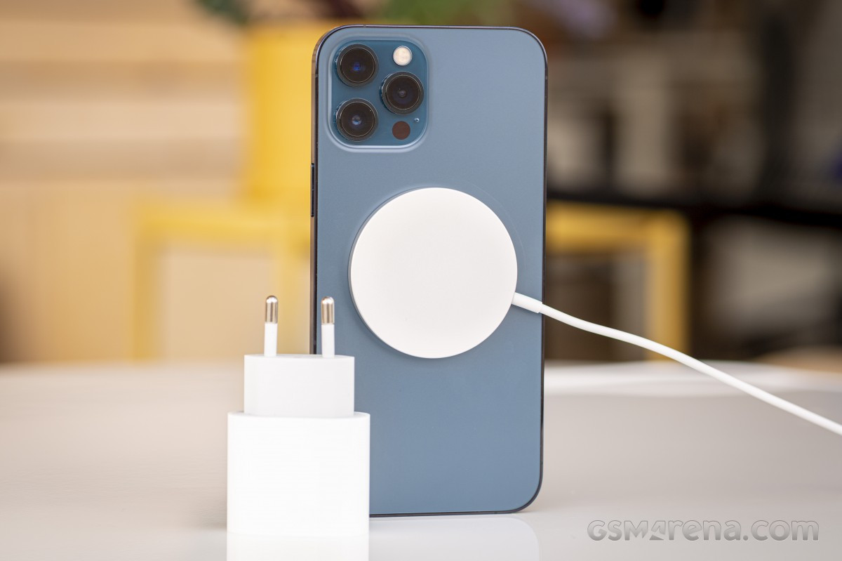 Apple có thể phải trang bị củ sạc cho iPhone 12, lý do bảo vệ môi trường chưa thuyết phục? ảnh 2