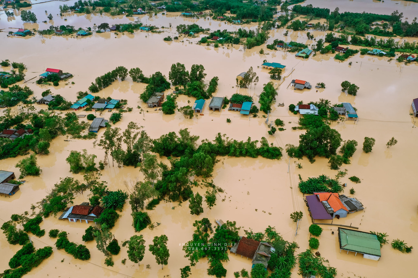 Chùm ảnh Quảng Trị ngập trong “biển” lũ chụp từ flycam: Thương lắm, miền Trung ơi! ảnh 2