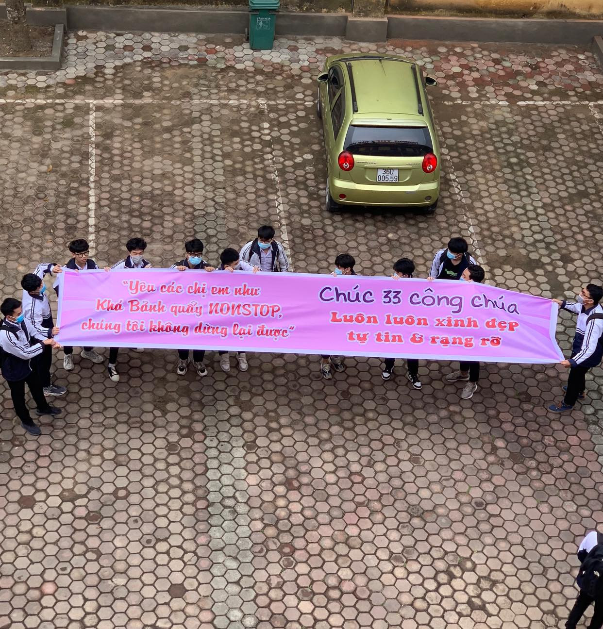 Tặng quà thế này thì cả trường biết còn gì... (Ảnh: Linh Anh Le) Những món quà của “hội nam sinh lớp người ta“: Từ chất phát ngất tới siêu lầy lội! ảnh 4