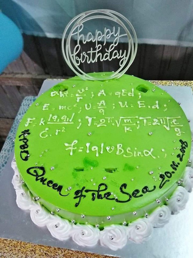 Teen đặt bánh sinh nhật tặng giáo viên: Nhìn phát biết ngay là thầy cô dạy môn gì ảnh 2