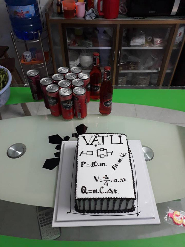 Teen đặt bánh sinh nhật tặng giáo viên: Nhìn phát biết ngay là thầy cô dạy môn gì ảnh 3