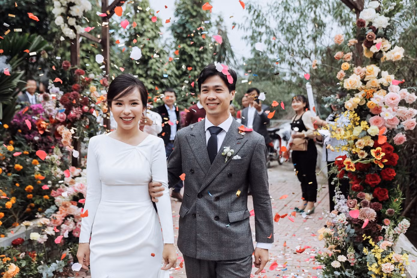 Công Phượng tung loạt ảnh cưới “tình bể bình” chưa từng công bố để chúc mừng năm mới ảnh 10