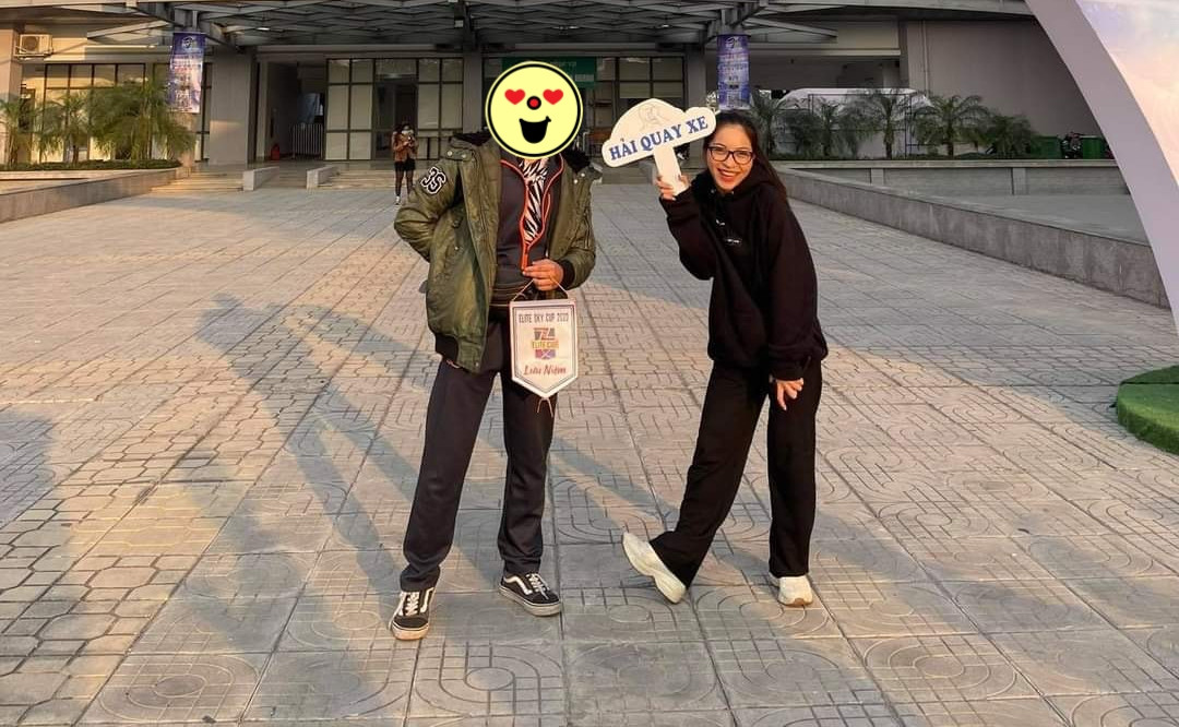 Bức ảnh hot nhất hôm nay: Nhật Lê rạng rỡ cầm biển “Hải quay xe”, không biết có ý gì đây? ảnh 1