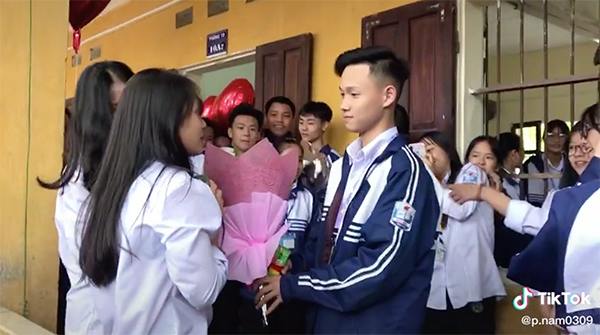 (Ảnh cắt từ clip) Nữ sinh từ chối lời tỏ tình của bạn học, dân mạng vẫn chấm 10 điểm thanh lịch vì lý do này ảnh 1