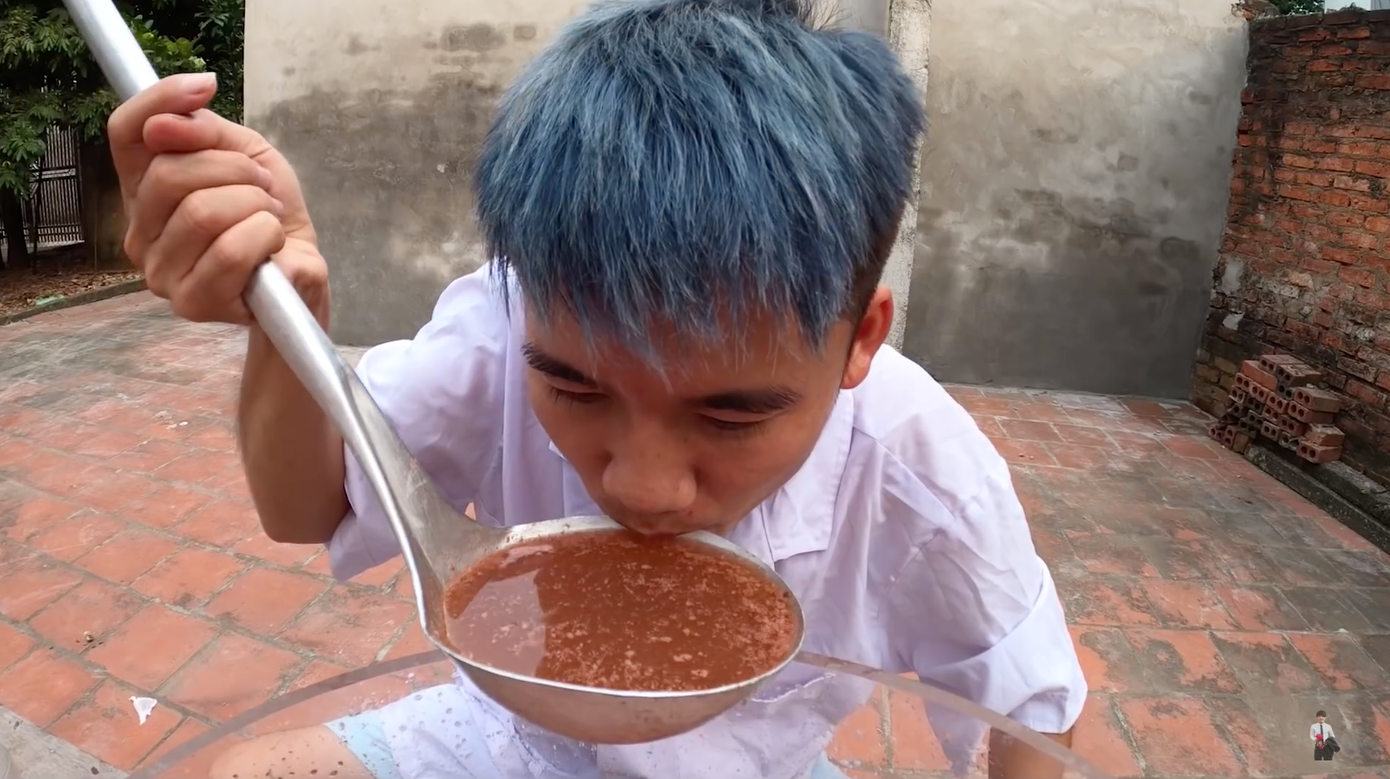 Con trai Bà Tân Vlog lại bị dân mạng chỉ trích khi làm “thí nghiệm” trộn 50 loại nước ngọt ảnh 3