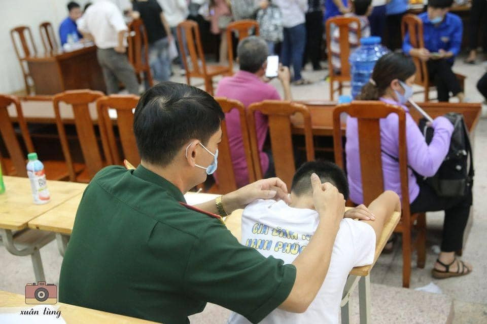 Hình ảnh gây xúc động: Bố xoa đầu, động viên con trai trong ngày làm thủ tục nhập học ảnh 2