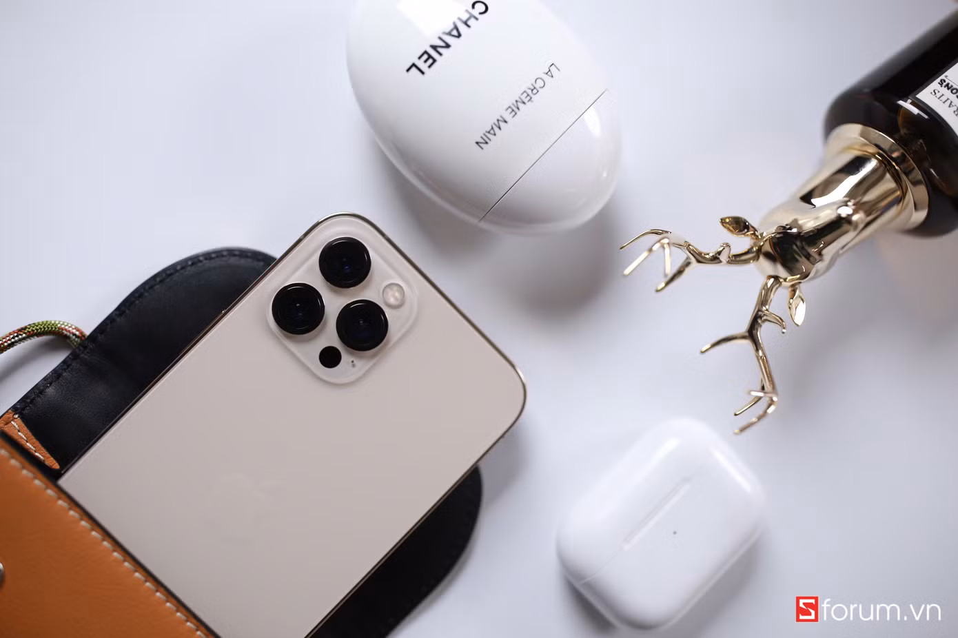 Cận cảnh iPhone 12 Mini, 12 Pro Max trước ngày mở bán: Bạn là team “tay nhỏ” hay “tay to“? ảnh 2